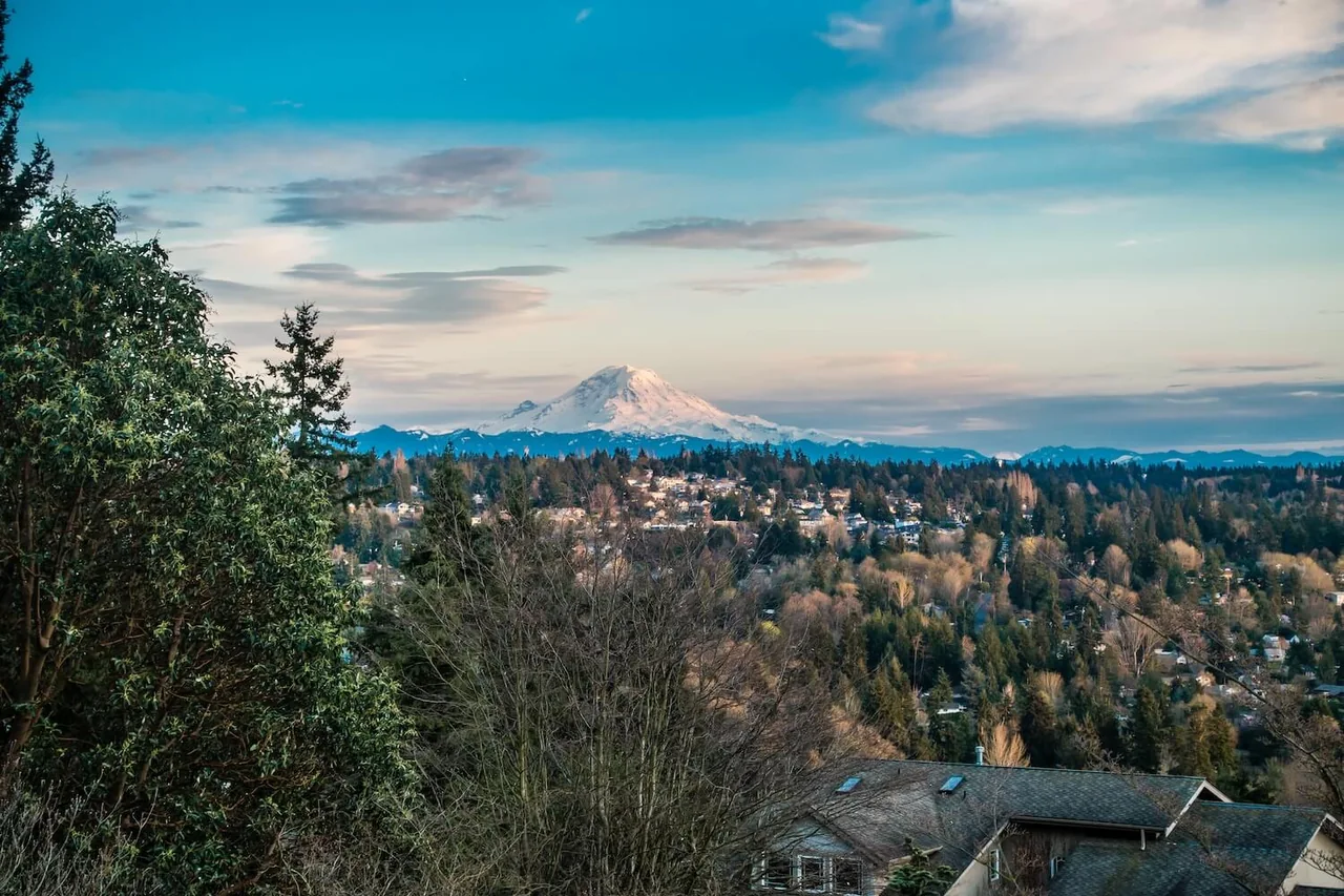 View across the Burien area toward Mount Rainier in Washington